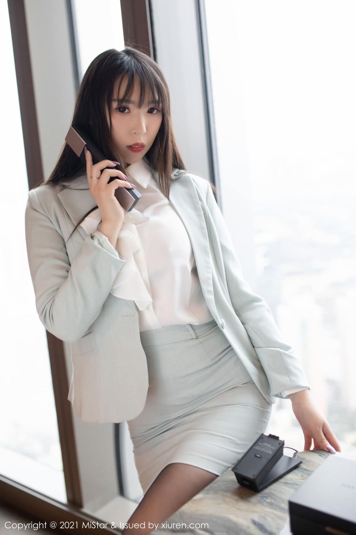 小波多职场制服黑丝OL主题半撩露无内黑丝裤袜绝美写真46P 2