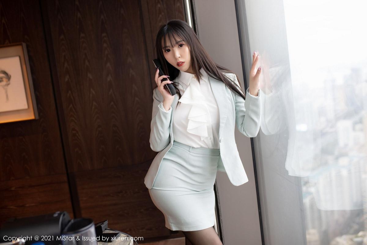 小波多职场制服黑丝OL主题半撩露无内黑丝裤袜绝美写真46P 5